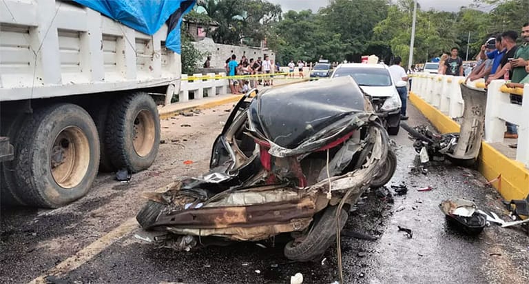 8 injured after 11-vehicle pile-up at Regadío bridge