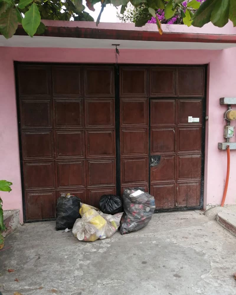 Bags of items for recycling can be left at Jungla Plástica's front door.