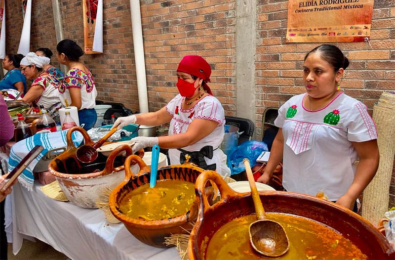 Cocineras de la región mixteca preparan mole