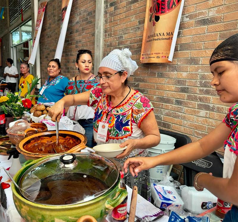 Twenty traditional cooks from the Coast and Mixteca regions prepared mole for the event.