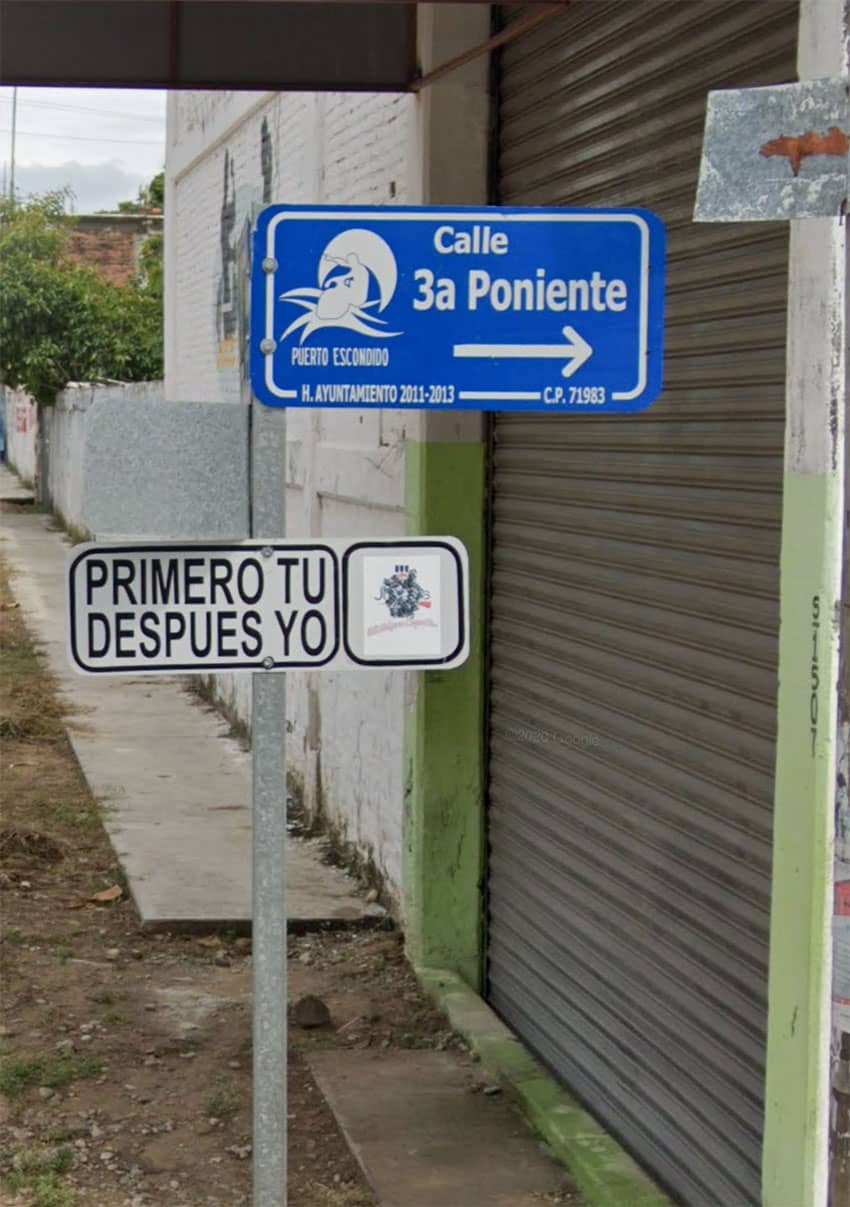 road signs in puerto escondido